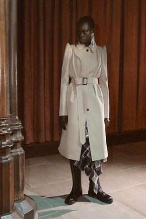 اكتشفي مجموعة ألكسندر مكوين ريزورت 2026 الأنيقة بلا مبالغة